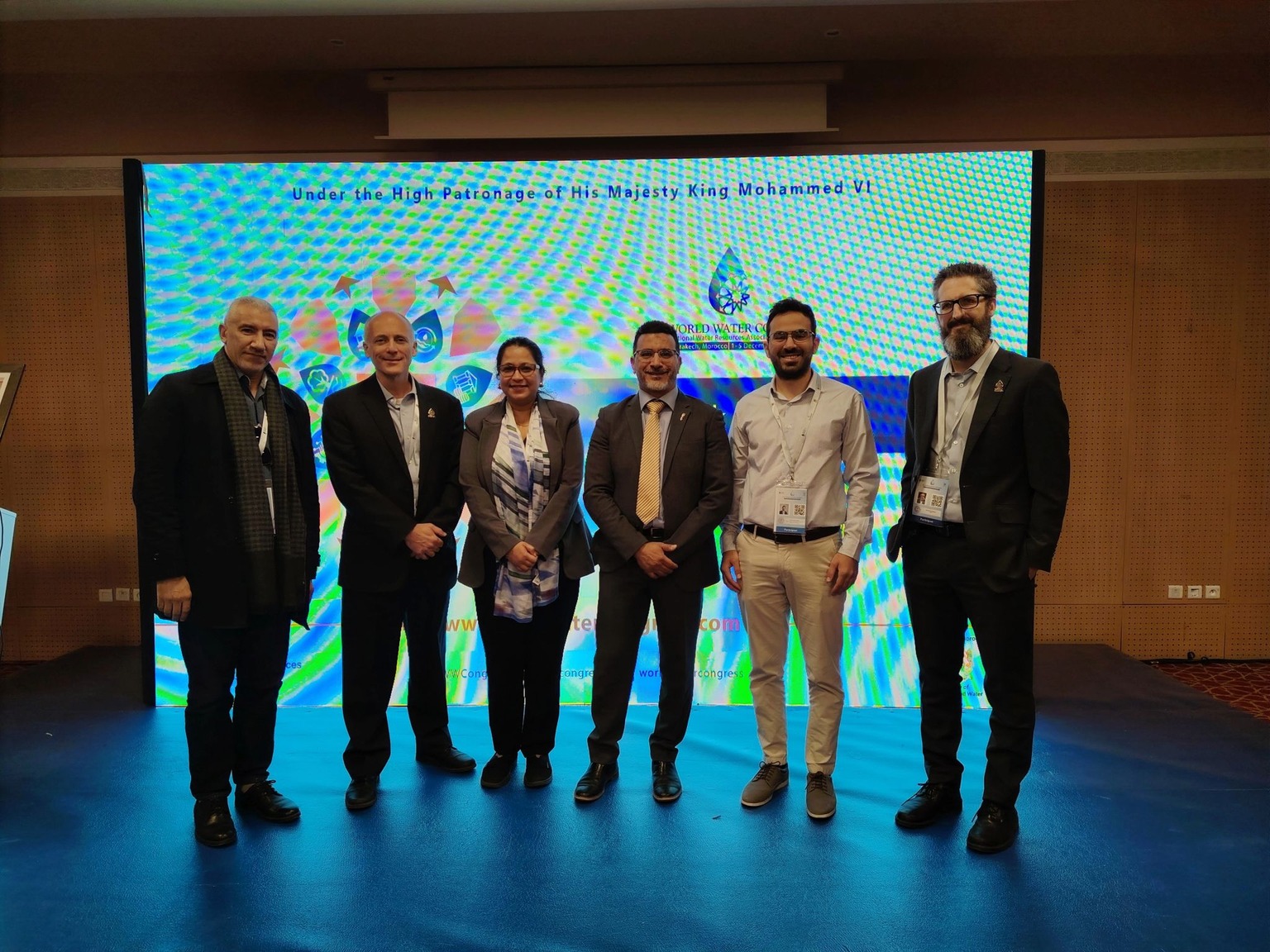 The session speakers take a joint photo after the discussions.